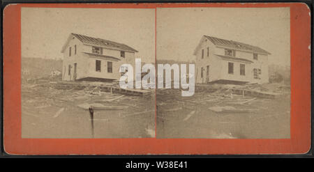 Vista di una casa che è stata sollevata dalla sua fondazione, da William Allderige & Figlio Foto Stock