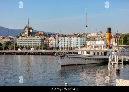 Il centro della città di Ginevra e il sistema di cottura a vapore di barca in porto sul lago di Ginevra Foto Stock