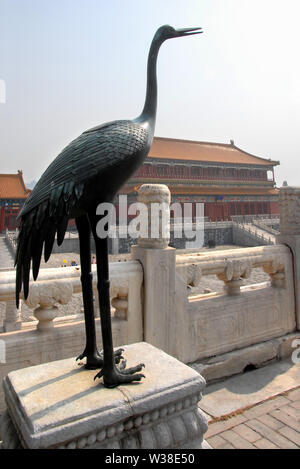 La città proibita a Pechino, Cina. Statua di bronzo di una gru dentro la Città Proibita. La Città Proibita è tradizionale architettura cinese. UNESCO. Foto Stock