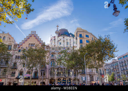 Barcellona, Spagna - 03 novembre 2018: La Casa Batlló è opera del famoso architetto catalano Antoni Gaudí si trova a Barcellona, in Spagna al numero Foto Stock