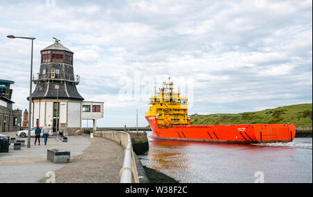 Ostensjo Rederi nave della flotta, Edda Ferd, offshore vaso di alimentazione, lasciando il porto di Aberdeen, Scozia, Regno Unito Foto Stock