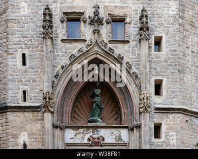 Basilica de Santa Maria del Mar, dettaglio dell'ingresso secondario, con Santa Maria circondata da un arco a sesto acuto. La Ribera, Barcellona. Spagna. Foto Stock