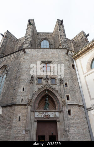 Basilica de Santa Maria del Mar, dettaglio dell'ingresso secondario in tipico stile gotico catalano, con Santa Maria circondata da un arco a sesto acuto e la bron Foto Stock