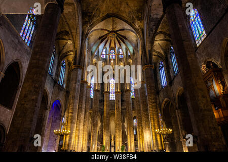 Interno di Santa Maria del Mar e Basilica in tipico stile gotico catalano con gli archi a sesto acuto, alte colonne e finestre colorate. La Ribera, Barcellona Foto Stock