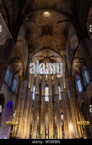 Interno di Santa Maria del Mar e Basilica in tipico stile gotico catalano con alte colonne. Dettaglio dei luminosi abside, l'Incoronazione della Vergine Foto Stock