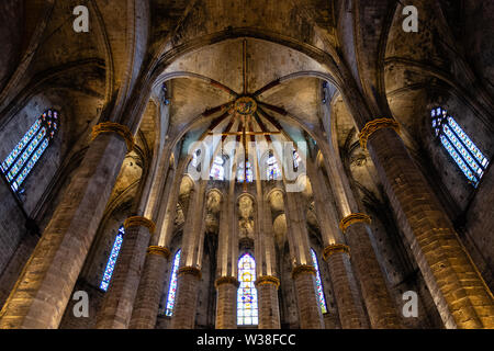 Interno di Santa Maria del Mar e Basilica in tipico stile gotico catalano. Dettaglio della zona absidale con l Incoronazione della Vergine Maria nel mezzo e un di legno Foto Stock