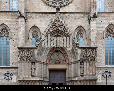 Dettaglio dell'ingresso principale della Basilica di Santa Maria del Mar in tipico stile gotico catalano con arco a sesto acuto e bronzo porta principale. In principale porta due bas Foto Stock