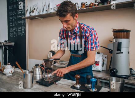 La produzione di birra nel caffè antigoccia. passo per passo le istruzioni di cottura Foto Stock