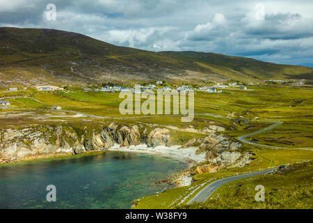 Strada che conduce al villaggio Ashleam sulla Wild Atlantic modo su Achill Island nella contea di Mayo in Irlanda Foto Stock