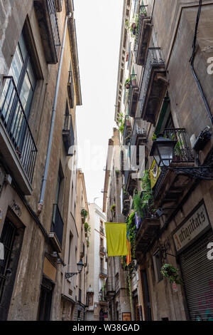 Barcellona, Spagna - 02 Novembre 2018: Stretta città antica strada nel Barri Gotic. Barcellona, Spagna. Foto Stock