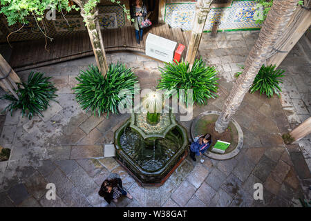 Barcellona, Spagna - 02 Novembre 2018: Casa de l'Ardiaca, cortile ombreggiato da alberi e raffreddato da fontane. Barri Gotic di Barcellona. Spagna. Foto Stock