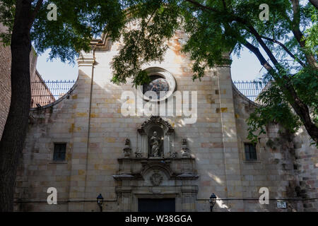 Plaza de Sant Felip Neri, la facciata principale ha bombardato da pro-franchista in aviazione. Barri Gotic di Barcellona. Spagna. Foto Stock