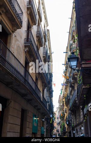 Barcellona, Spagna - 02 novembre 2018: Stretta città antica strada nel Barrio Gotic. Barcellona, Spagna. Foto Stock