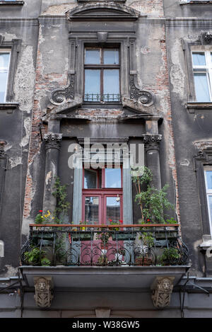 Cracovia in Polonia, Giugno 2019. Foto di tipiche scene di strada nella città di Cracovia, mostrando il vecchio edificio con balcone Foto Stock