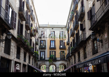 Barcellona, Spagna - 02 Novembre 2018: Passatge Madoz, modo di Placa Reial, con le antiche e tipiche costruzioni. Barcellona, Spagna. Foto Stock