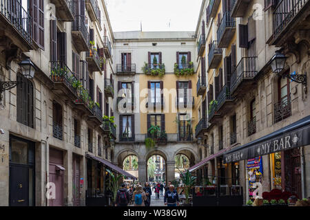 Barcellona, Spagna - 02 Novembre 2018: Passatge Madoz, modo di Placa Reial, con le antiche e tipiche costruzioni. Barcellona, Spagna. Foto Stock