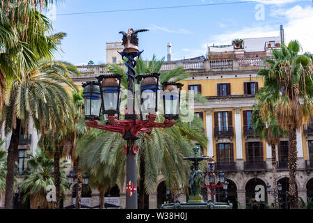 Barcellona, Spagna - 02 Novembre 2018: Placa Reial, particolare della lampada colorata post noto come Gaudì prima opera. Barcellona, Spagna. Foto Stock