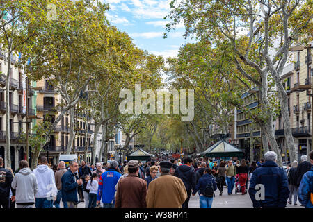 Barcellona, Spagna - 02 Novembre 2018: La Rambla, affollata strada principale di Barcellona. Spagna. Foto Stock