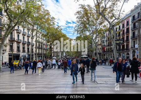 Barcellona, Spagna - 02 Novembre 2018: La Rambla, affollata strada principale di Barcellona, con pavimentazione ondulata. Barcellona, Spagna. Foto Stock