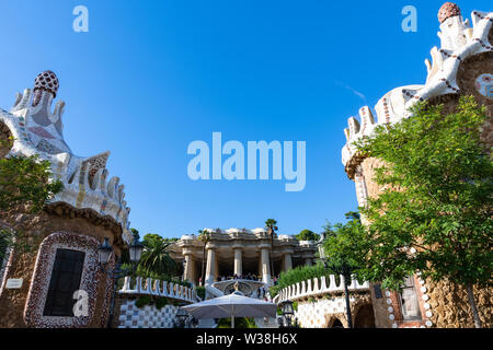 Barcellona, Spagna - 02 novembre 2018: Parc Guell, ingresso principale alla scala monumentale e la Sala Hipostila. Barcellona, Spagna. Foto Stock