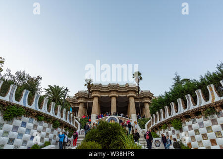 Barcellona, Spagna - 02 Novembre 2018: Parc Guell, scale principali per la Sala Hipostila. Barcellona, Spagna. Foto Stock