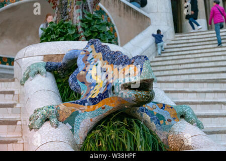 Parc Güell di Gaudí mosaico colorato salamander, noto come 'el drac' (il drago), presso l'entrata principale. Barcellona, Spagna. Foto Stock