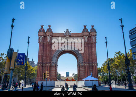 Barcellona, Spagna - 03 Novembre 2018: Arc de Triomphe all' incrocio del Passeig de Lluís Companys e il Passeig de Sant Joan. La porta di accesso per le Nazioni Unite Foto Stock