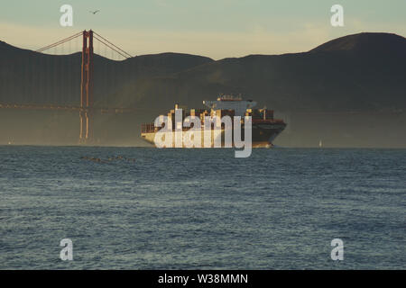 SAN FRANCISCO, CALIFORNIA, STATI UNITI - Novembre 25th, 2018: MSC Nave cargo SILVIA entrando nella baia di San Francisco sotto il Golden Gate Bridge sul suo Foto Stock