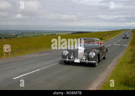 1953 Mercedes 300S a Scorton, Lancashire. Meteo Regno Unito 13 luglio, 2019. Condizioni di sole come il Lancashire Car Club Rally Coast to Coast attraversa la valle di Bowland. 7 Foto Stock