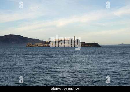 SAN FRANCISCO, CALIFORNIA, STATI UNITI - Novembre 25th, 2018: Alcatraz, il silenzioso a freddo in prigione SF bay Foto Stock