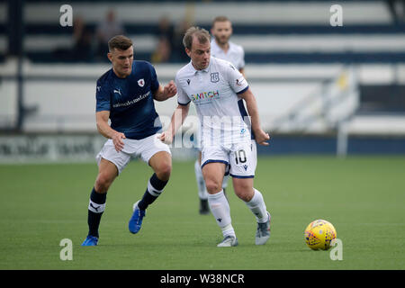 Starks Park, Kirkcaldy, UK. 13 Luglio, 2019. Scottish League Cup Calcio, Raith Rovers rispetto a Dundee; Paolo McGowan di Dundee e Ross Matthews di Raith Rovers Credito: Azione Sport Plus/Alamy Live News Foto Stock