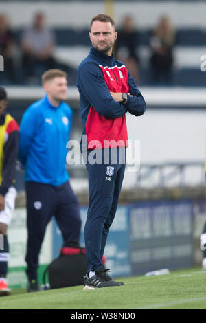 Starks Park, Kirkcaldy, UK. 13 Luglio, 2019. Scottish League Cup Calcio, Raith Rovers rispetto a Dundee; Dundee manager James McPake orologi il credito d'azione: Azione Plus sport/Alamy Live News Foto Stock