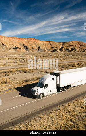 White big rig semi carrello con carico rimorchio su un Utah Highway Foto Stock