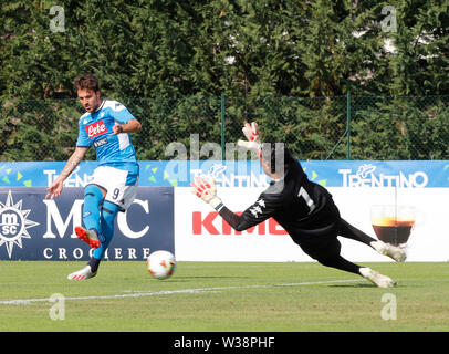 Stadium Carciato, Dimaro, Italia. 13 Luglio, 2019. La pre-stagione football freindly, Napoli rispetto a Benevento; Simone Verdi di germogli di Napoli ma il suo sforzo salvato dal portiere Christian Puggioni di Benevento Credito: Azione Sport Plus/Alamy Live News Foto Stock