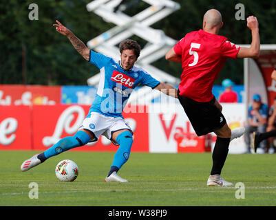 Stadium Carciato, Dimaro, Italia. 13 Luglio, 2019. La pre-stagione football freindly, Napoli rispetto a Benevento; Simone Verdi di Napoli ottiene il suo colpo verso obiettivo passato Luca Antei di Benevento Credito: Azione Sport Plus/Alamy Live News Foto Stock