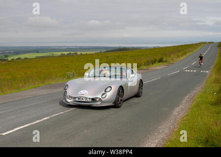 2004 TVR Tuscan S Scorton, Lancashire. Meteo Regno Unito 13 luglio 2019. Condizioni soleggiate mentre il Lancashire Car Club Rally Coast to Coast attraversa la valle di Bowland. 74 veicoli d'epoca, classici, collezionabili, storici e storici hanno lasciato Morecambe per un viaggio attraverso la contea attraverso il paesaggio del Lancashire fino a Whitby. Un'escursione di 170 km circa su un paesaggio ondulato come parte dell'evento annuale del club di auto classiche in tour. Foto Stock