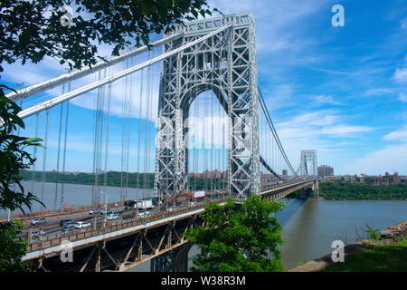 Vista del George Washington Bridge presi da Fort Lee parco storico. Foto Stock