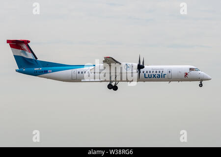 LX-LGN, luglio 11, 2019, De Havilland Canada Dash 8 Q400-4426 atterraggio all'aeroporto di Parigi Charles de Gaulle alla fine del volo Luxair LG8013 da Luxembo Foto Stock