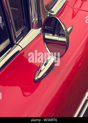 Veduta laterale specchio di una vecchia auto d'epoca, concettuale vintage sfondo con spazio per il testo Foto Stock