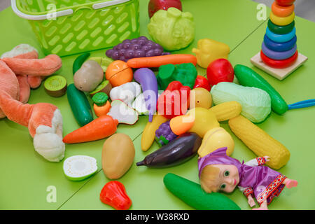 Toy frutti e grasszs . Fake frutta e verdura .plastica giocattoli per bambini in forma di frutta e verdura Foto Stock