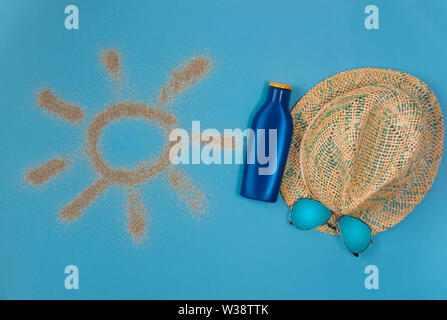 Dipinto di sun, cappello, crema solare e occhiali da sole su sfondo blu. Vista dall'alto. Tema la spiaggia su sfondo blu. Foto Stock