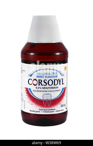 Un 300ml bottiglia di GSK Corsodyl 0,2% di clorexidina digluconato alcol aroma di menta collutorio isolato su uno sfondo bianco Foto Stock