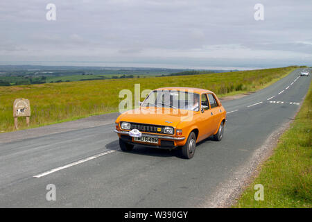 1974 anni '70, arancione, Austin Allegro 1300 SDL presso Scorton, Lancashire. Lancashire Car Club Rally Coast to Coast attraversa il canale di Bowland. Veicoli storici, classici, da collezione, d'epoca degli anni '70 lasciarono Morecambe per un viaggio nel paesaggio del Lancashire. Foto Stock