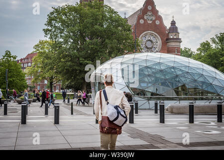 Uomo che cammina all'entrata della stazione ferroviaria Triangeln in Malmo, Svezia, 21 maggio 2019 Foto Stock