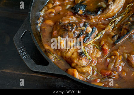 Brasato di costolette di agnello con albicocche e salvia Foto Stock