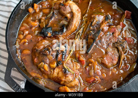 Brasato di costolette di agnello con albicocche e salvia Foto Stock