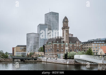 Skyline e Cityscape di nuovi e vecchi edifici contro un cielo grigio in Malmoe, Svezia, 22 maggio 2019 Foto Stock