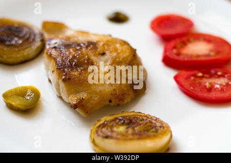 Grigliate di pesce, Filetto arrosto con cipolla, pomodoro a fette e fette di peperoncini jalapeno. Foto Stock