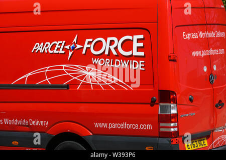 Forza di pacchi consegna carrello, Londra Inghilterra Regno Unito Regno Unito Foto Stock