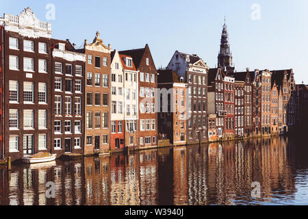 Tradizionali edifici olandesi a Damrak a Amsterdam, Paesi Bassi Foto Stock